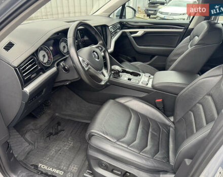 Серый Фольксваген Туарег, объемом двигателя 3 л и пробегом 127 тыс. км за 34950 $, фото 11 на Automoto.ua