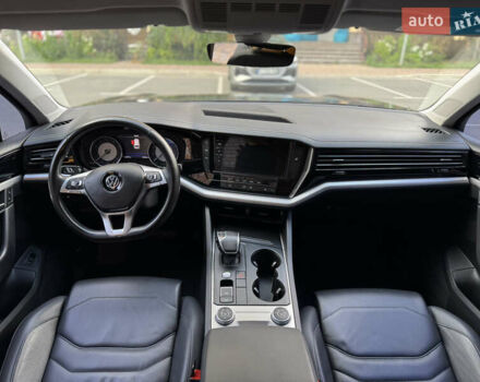 Сірий Фольксваген Туарег, об'ємом двигуна 3 л та пробігом 253 тис. км за 32900 $, фото 19 на Automoto.ua