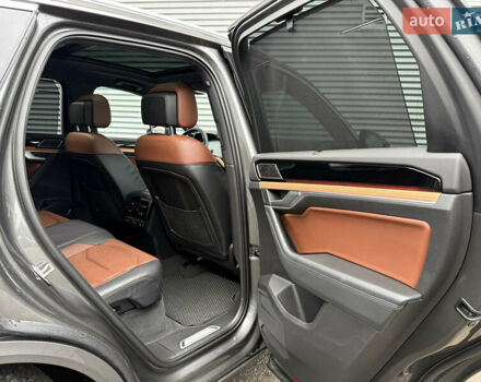 Серый Фольксваген Туарег, объемом двигателя 3 л и пробегом 85 тыс. км за 56500 $, фото 43 на Automoto.ua