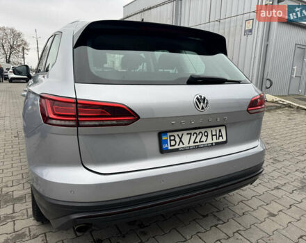 Сірий Фольксваген Туарег, об'ємом двигуна 3 л та пробігом 128 тис. км за 34500 $, фото 2 на Automoto.ua