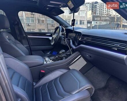 Сірий Фольксваген Туарег, об'ємом двигуна 3.96 л та пробігом 140 тис. км за 58000 $, фото 28 на Automoto.ua