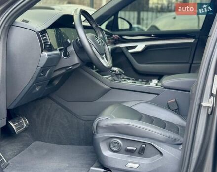 Серый Фольксваген Туарег, объемом двигателя 2.97 л и пробегом 142 тыс. км за 49700 $, фото 14 на Automoto.ua