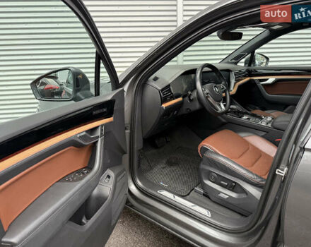 Серый Фольксваген Туарег, объемом двигателя 3 л и пробегом 85 тыс. км за 56500 $, фото 62 на Automoto.ua