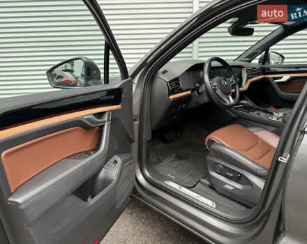 Серый Фольксваген Туарег, объемом двигателя 3 л и пробегом 85 тыс. км за 56500 $, фото 60 на Automoto.ua