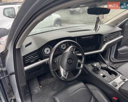 Сірий Фольксваген Туарег, об'ємом двигуна 3 л та пробігом 67 тис. км за 44000 $, фото 3 на Automoto.ua