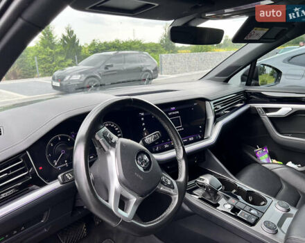 Серый Фольксваген Туарег, объемом двигателя 2.97 л и пробегом 149 тыс. км за 51200 $, фото 3 на Automoto.ua