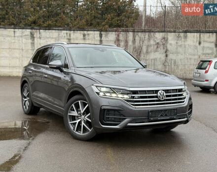 Серый Фольксваген Туарег, объемом двигателя 3 л и пробегом 85 тыс. км за 56500 $, фото 2 на Automoto.ua
