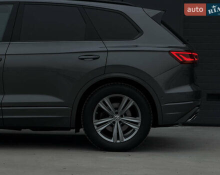 Сірий Фольксваген Туарег, об'ємом двигуна 3 л та пробігом 182 тис. км за 46000 $, фото 28 на Automoto.ua