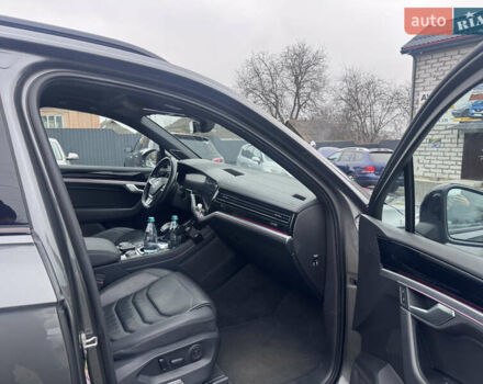 Серый Фольксваген Туарег, объемом двигателя 2.97 л и пробегом 155 тыс. км за 54500 $, фото 33 на Automoto.ua