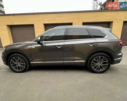 Серый Фольксваген Туарег, объемом двигателя 2.97 л и пробегом 246 тыс. км за 42000 $, фото 5 на Automoto.ua