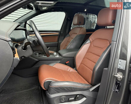 Серый Фольксваген Туарег, объемом двигателя 3 л и пробегом 85 тыс. км за 56500 $, фото 64 на Automoto.ua