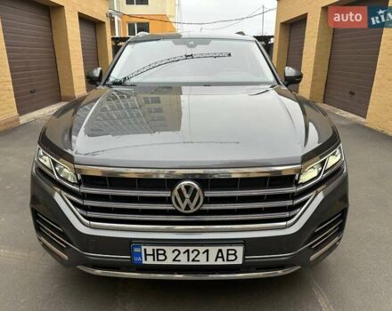 Серый Фольксваген Туарег, объемом двигателя 2.97 л и пробегом 246 тыс. км за 42000 $, фото 1 на Automoto.ua