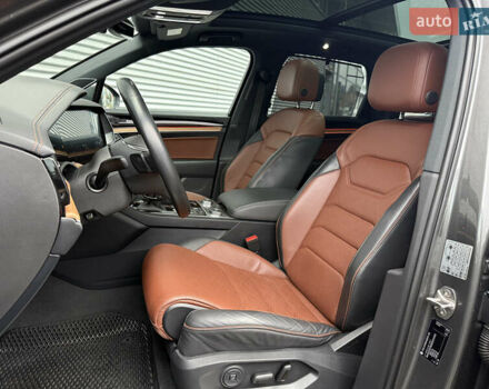 Серый Фольксваген Туарег, объемом двигателя 3 л и пробегом 85 тыс. км за 56500 $, фото 65 на Automoto.ua