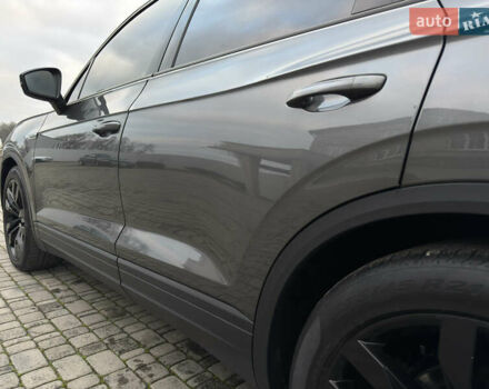 Сірий Фольксваген Туарег, об'ємом двигуна 3 л та пробігом 278 тис. км за 33700 $, фото 32 на Automoto.ua