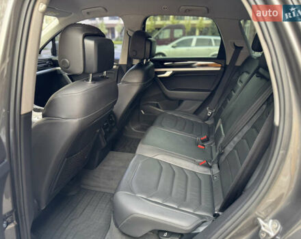 Сірий Фольксваген Туарег, об'ємом двигуна 3 л та пробігом 253 тис. км за 32900 $, фото 15 на Automoto.ua