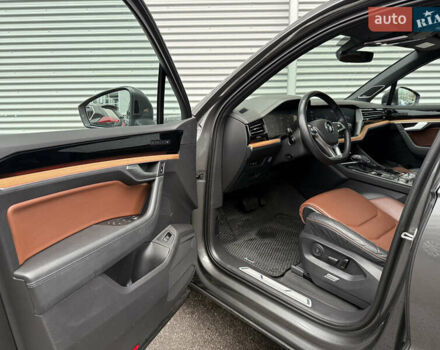 Серый Фольксваген Туарег, объемом двигателя 3 л и пробегом 85 тыс. км за 56500 $, фото 58 на Automoto.ua