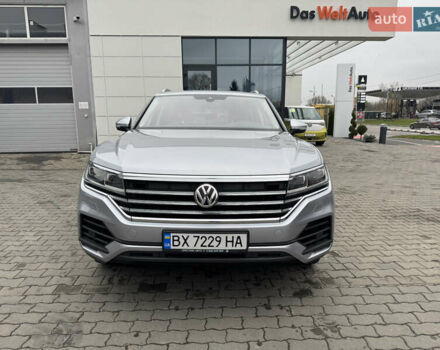 Серый Фольксваген Туарег, объемом двигателя 3 л и пробегом 127 тыс. км за 34950 $, фото 1 на Automoto.ua