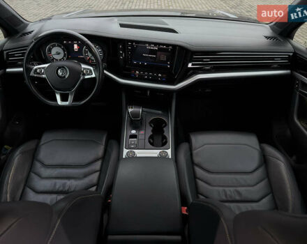 Сірий Фольксваген Туарег, об'ємом двигуна 3 л та пробігом 278 тис. км за 33700 $, фото 57 на Automoto.ua