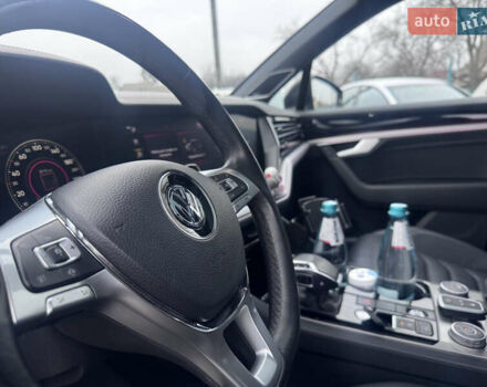 Серый Фольксваген Туарег, объемом двигателя 2.97 л и пробегом 155 тыс. км за 54500 $, фото 28 на Automoto.ua