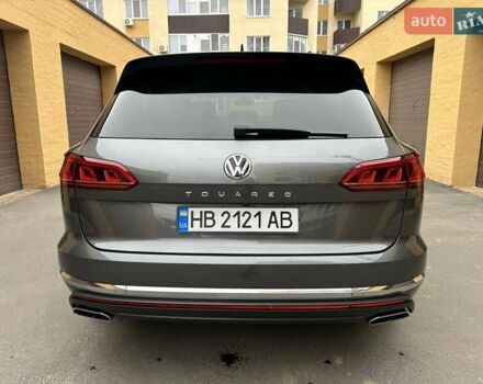 Серый Фольксваген Туарег, объемом двигателя 2.97 л и пробегом 246 тыс. км за 42000 $, фото 2 на Automoto.ua