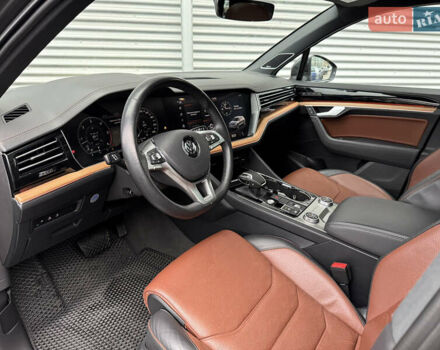 Серый Фольксваген Туарег, объемом двигателя 3 л и пробегом 85 тыс. км за 56500 $, фото 76 на Automoto.ua