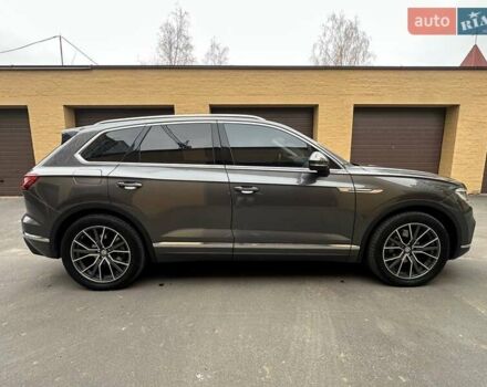 Серый Фольксваген Туарег, объемом двигателя 2.97 л и пробегом 246 тыс. км за 42000 $, фото 6 на Automoto.ua