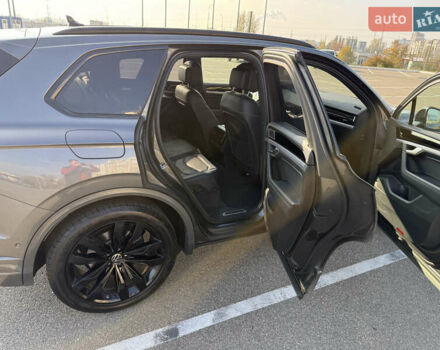 Серый Фольксваген Туарег, объемом двигателя 2.97 л и пробегом 214 тыс. км за 46700 $, фото 10 на Automoto.ua