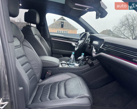 Серый Фольксваген Туарег, объемом двигателя 2.97 л и пробегом 155 тыс. км за 54500 $, фото 34 на Automoto.ua