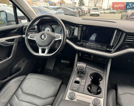 Серый Фольксваген Туарег, объемом двигателя 3 л и пробегом 127 тыс. км за 34950 $, фото 18 на Automoto.ua