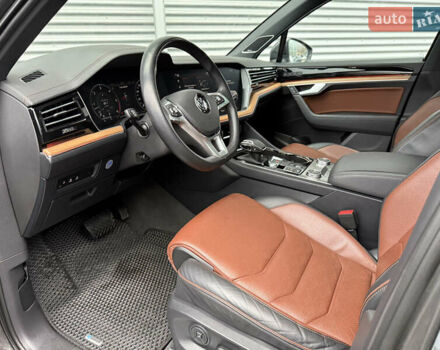 Серый Фольксваген Туарег, объемом двигателя 3 л и пробегом 85 тыс. км за 56500 $, фото 67 на Automoto.ua