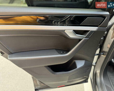 Сірий Фольксваген Туарег, об'ємом двигуна 3 л та пробігом 253 тис. км за 32900 $, фото 17 на Automoto.ua