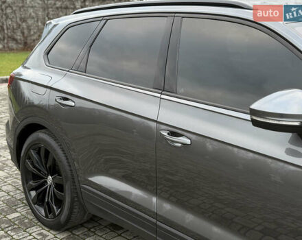 Сірий Фольксваген Туарег, об'ємом двигуна 3 л та пробігом 278 тис. км за 33700 $, фото 36 на Automoto.ua