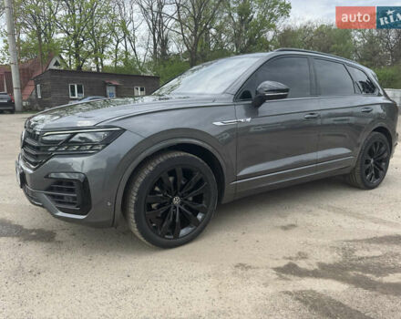 Серый Фольксваген Туарег, объемом двигателя 2.97 л и пробегом 128 тыс. км за 57500 $, фото 2 на Automoto.ua