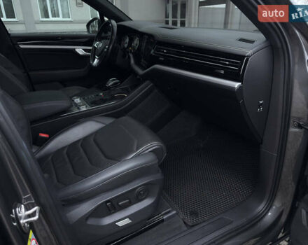 Сірий Фольксваген Туарег, об'ємом двигуна 3 л та пробігом 278 тис. км за 33700 $, фото 62 на Automoto.ua