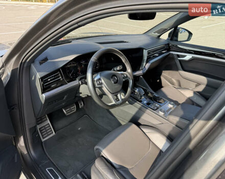 Серый Фольксваген Туарег, объемом двигателя 2.97 л и пробегом 214 тыс. км за 46700 $, фото 4 на Automoto.ua