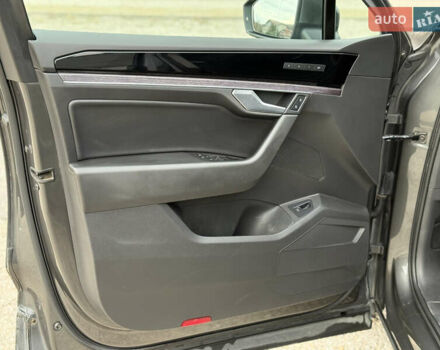 Сірий Фольксваген Туарег, об'ємом двигуна 2.97 л та пробігом 180 тис. км за 39500 $, фото 12 на Automoto.ua