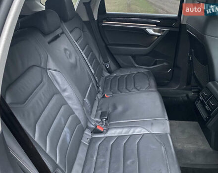 Серый Фольксваген Туарег, объемом двигателя 2.97 л и пробегом 180 тыс. км за 38000 $, фото 2 на Automoto.ua