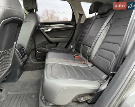 Сірий Фольксваген Туарег, об'ємом двигуна 2.97 л та пробігом 180 тис. км за 39500 $, фото 23 на Automoto.ua