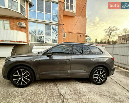 Серый Фольксваген Туарег, объемом двигателя 2.97 л и пробегом 125 тыс. км за 46800 $, фото 10 на Automoto.ua