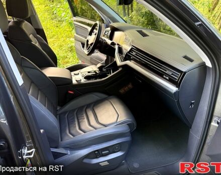 Серый Фольксваген Туарег, объемом двигателя 3 л и пробегом 62 тыс. км за 58500 $, фото 3 на Automoto.ua