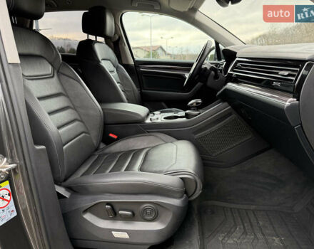 Сірий Фольксваген Туарег, об'ємом двигуна 2.97 л та пробігом 180 тис. км за 39500 $, фото 25 на Automoto.ua