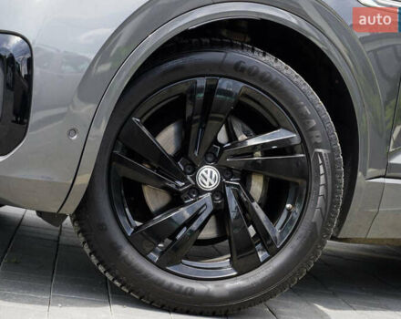 Серый Фольксваген Туарег, объемом двигателя 3 л и пробегом 160 тыс. км за 51500 $, фото 6 на Automoto.ua