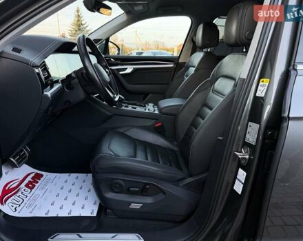 Серый Фольксваген Туарег, объемом двигателя 3 л и пробегом 135 тыс. км за 52999 $, фото 31 на Automoto.ua