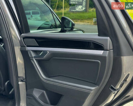 Серый Фольксваген Туарег, объемом двигателя 3 л и пробегом 160 тыс. км за 51500 $, фото 65 на Automoto.ua