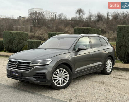 Сірий Фольксваген Туарег, об'ємом двигуна 2.97 л та пробігом 180 тис. км за 39500 $, фото 2 на Automoto.ua