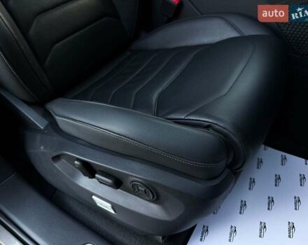 Серый Фольксваген Туарег, объемом двигателя 3 л и пробегом 135 тыс. км за 52999 $, фото 77 на Automoto.ua