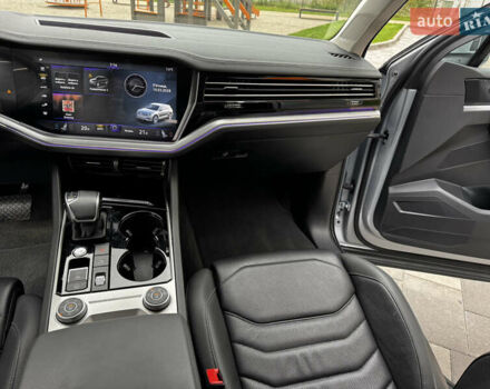 Фольксваген Туарег 2020 у Києві на Automoto.ua Сірий Фольксваген Туарег, об'ємом двигуна 3 л та пробігом 41 тис. км за 48700 $, фото 27 на Automoto.ua