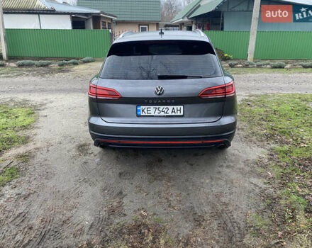 Серый Фольксваген Туарег, объемом двигателя 2.97 л и пробегом 180 тыс. км за 38000 $, фото 3 на Automoto.ua