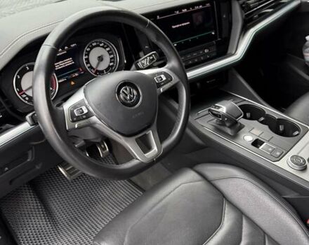 Серый Фольксваген Туарег, объемом двигателя 3.96 л и пробегом 185 тыс. км за 50100 $, фото 10 на Automoto.ua