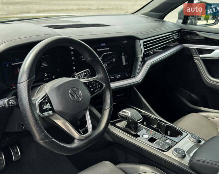 Серый Фольксваген Туарег, объемом двигателя 3 л и пробегом 160 тыс. км за 51500 $, фото 37 на Automoto.ua